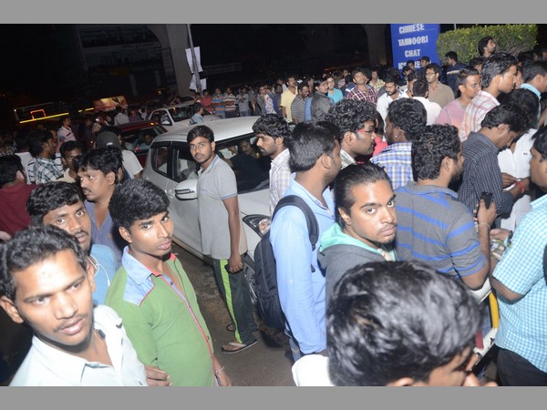 భారీగా తరలి వచ్చిన ఫ్యాన్స్