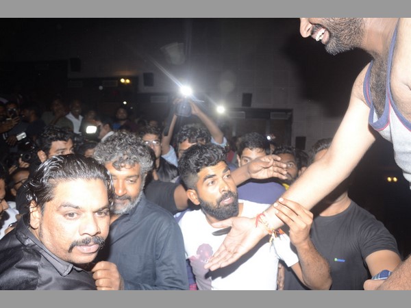 కిక్కిరిసిన అభిమానుల మధ్య నుండి