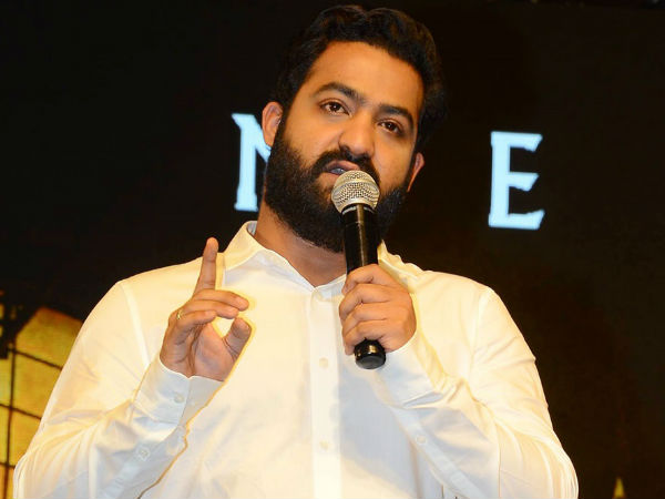 ఏడుపును ఆపుకుంటున్నాను