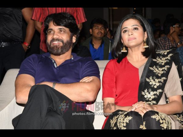  తిరునాళ్ళలో చిన్నపిల్లాడిని ఓ పెద్ద వ్యక్తి ఎత్తుకుని చూపినట్లు