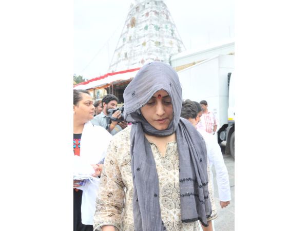 ఫ్యాన్స్ హడావుడి