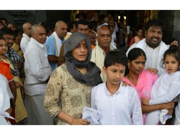 నమ్రత అన్నీ తానై...