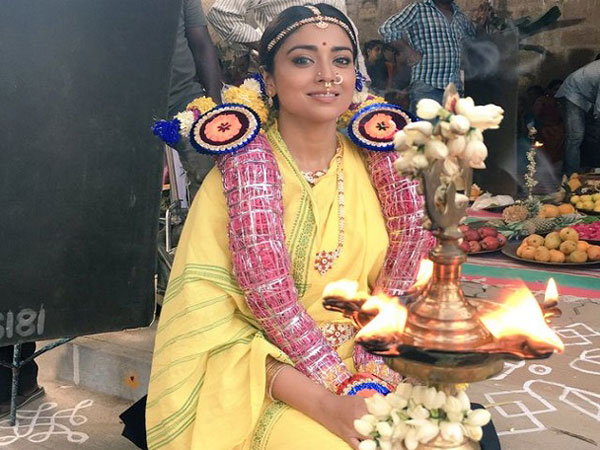 సెల్వీ అనే పాత్రలో శ్రియ: 