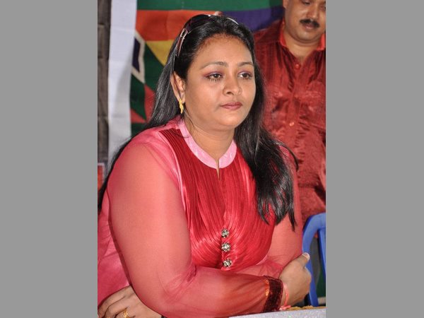 మధ్యమద్యలో హాట్ బిట్స్