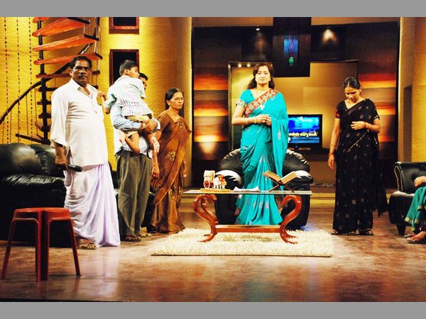 నడివీధిలో పెడుతున్నారు