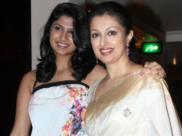 గౌన్ వేసుకోనందిట