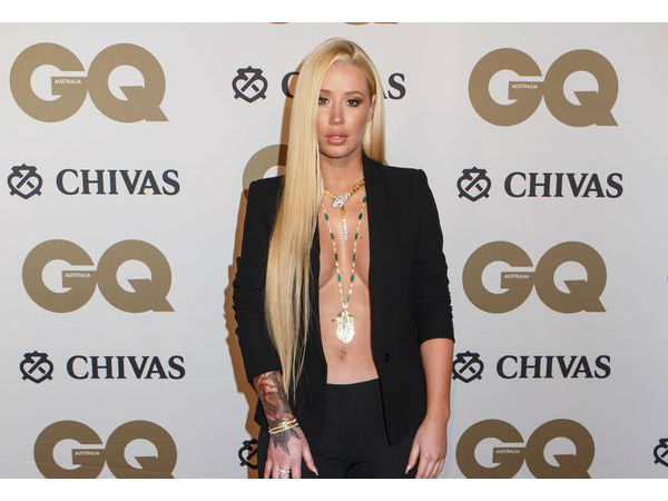 బ్రా లేకుండా