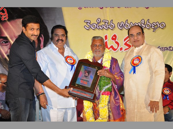 పుస్తకావిష్కరణ కార్యక్రమంలో