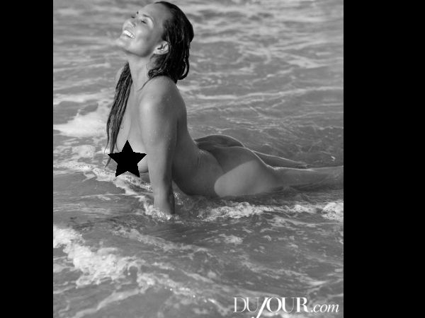 బీచ్‌లో నగ్నంగా జలకాలాట 