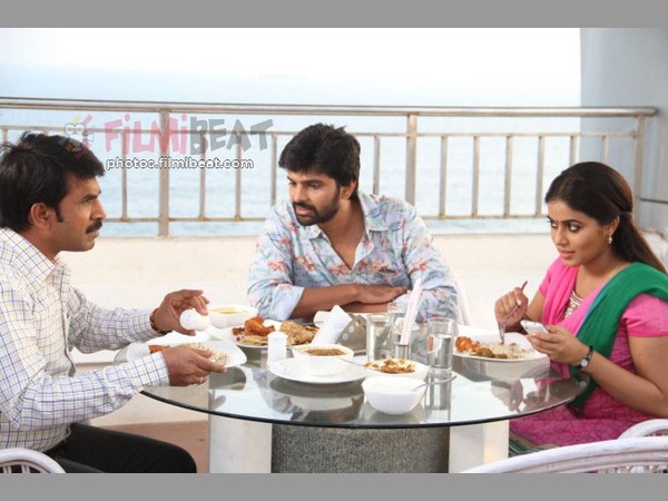 నిరుద్యోగిగా తిరుగుతూ..