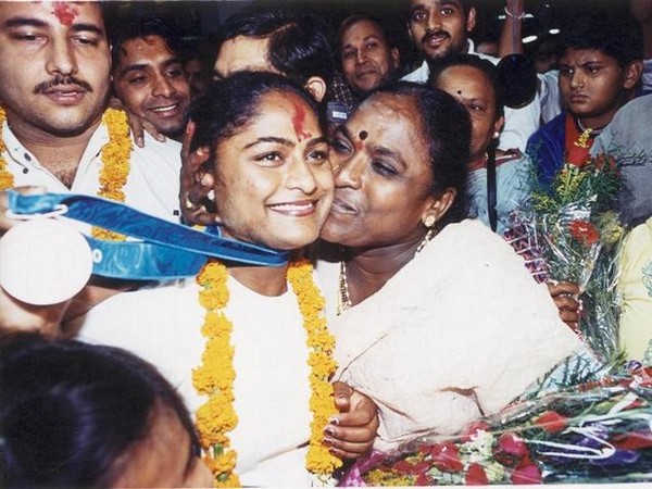 చరిత్ర సృష్టించింది: 