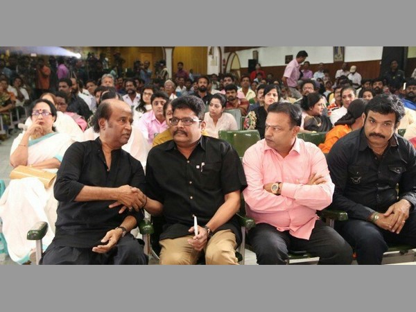  వందలాదిగా జనం