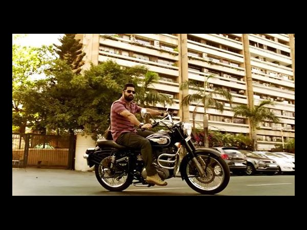  త్రిపుల్ రోల్ : 