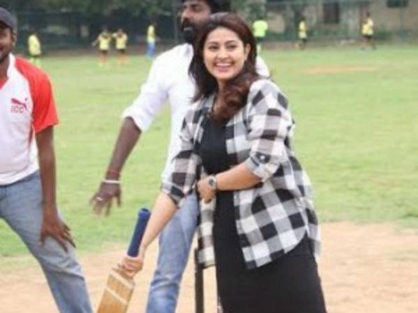 Sneha and Prasanna plays Cricket with Chennai 28 Team 