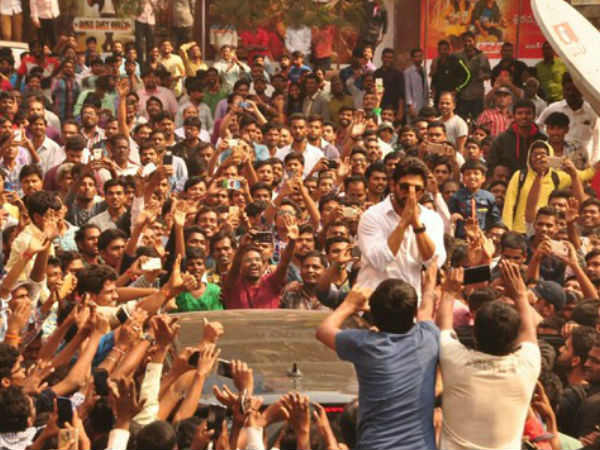 అభిమానులకు అభివాదం