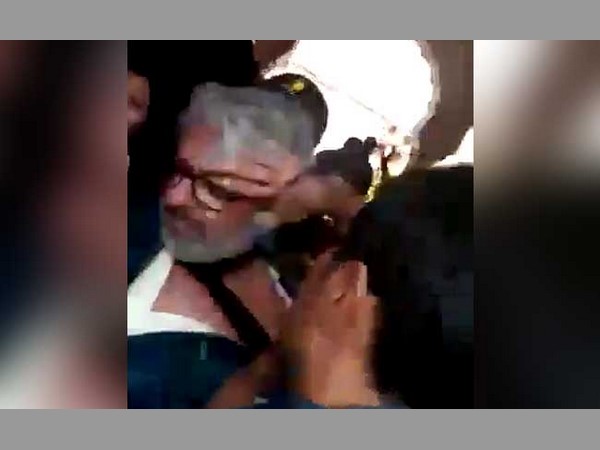 జాతికి క్షమాపణలు చెప్పాలని: 