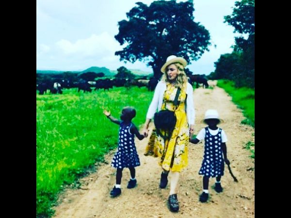  అనాథ కవలలను దత్తత తీసుకొన్న మడోన్నా