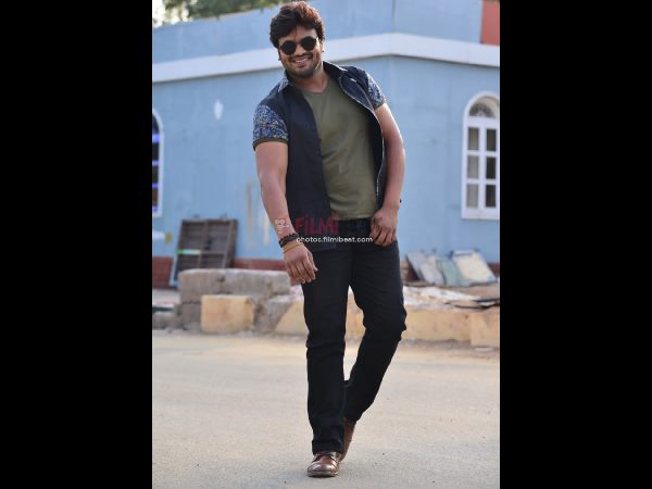 నాన్నకి, అమ్మకి, భార్యకి కథలు చెప్పమని చెప్పను