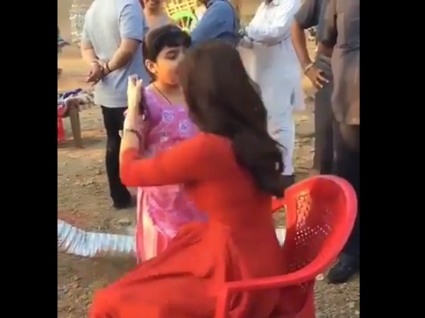 This Little Kid Girl Won Anushka Sharma Kiss By Singing This Little Kid Girl Won Anushka Sharma Kiss By Singing
