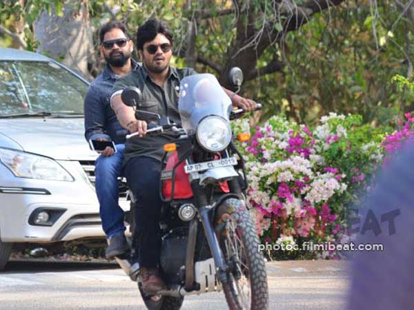 రెగ్యులర్ కథ, కథనమే దర్శకుడి అస్త్రం