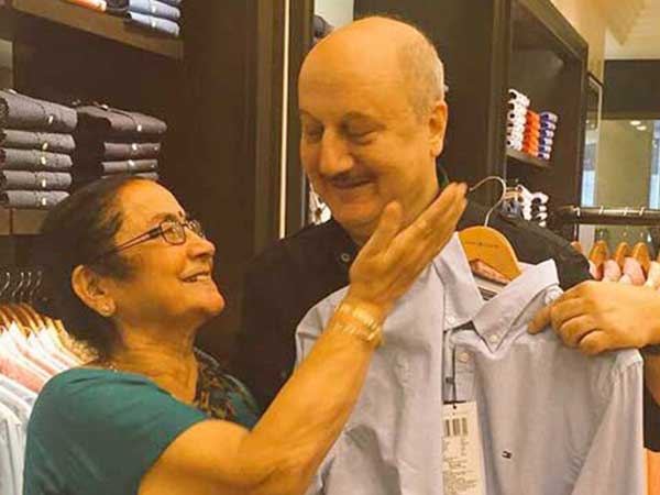 తల్లి తర్వాతే మిగితా ప్రపంచం