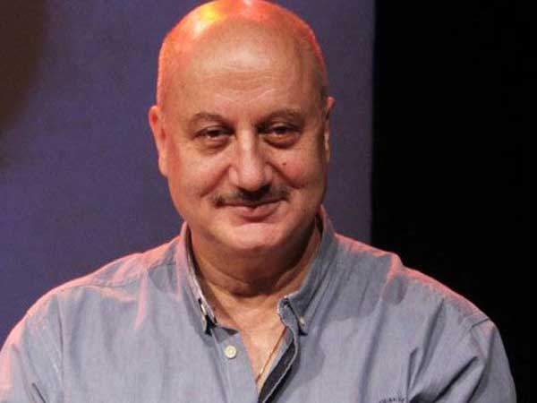 పిల్లలతో అనుపమ్ సంతోషంగా..