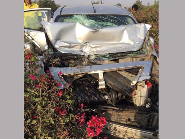 తుక్కు తుక్కైన కారు.. 50 మీటర్ల దూరం