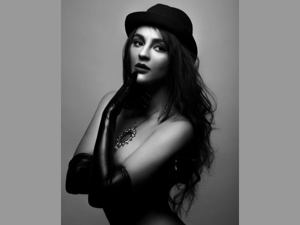 సెమీ న్యూడ్ 