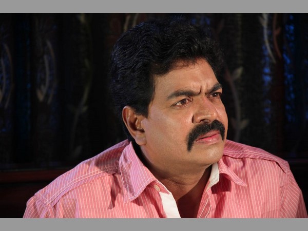 నా కాలి గోటికి కూడా సరిపోడు ఎదవ