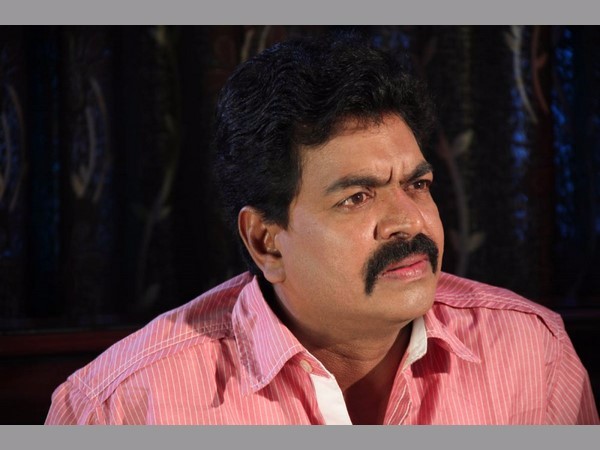 నా కాలి గోటికి కూడా సరిపోడు ఎదవ 