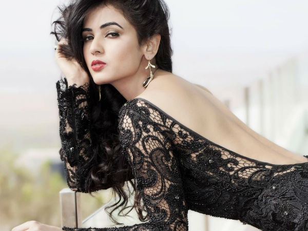 ఎక్కడికి పోయినా వెంటపడ్డాడు..