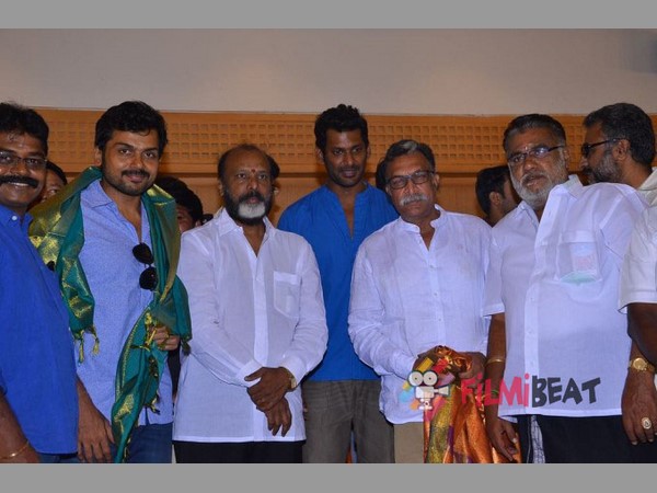 పేద కళాకారులకు