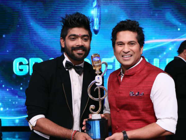 సచిన్ చేతుల మీదుగా