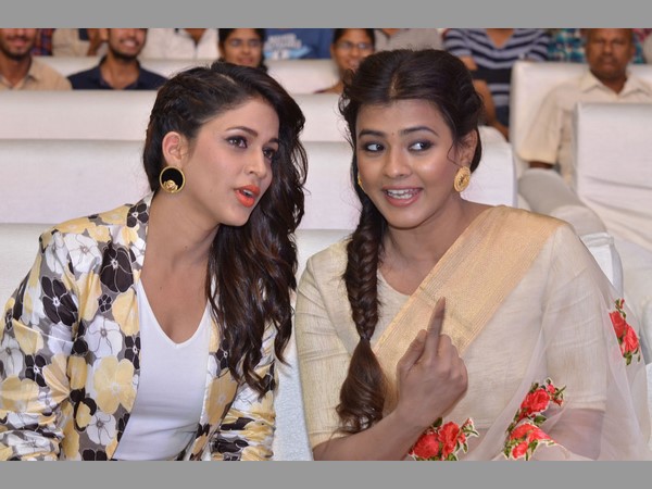 అచ్చ తెలుగు అమ్మాయిలా..