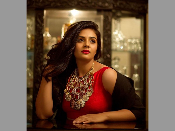 చూపులతోనే కట్టిపడేస్తోంది