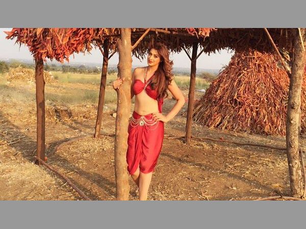 అందాల ఆరబోత..