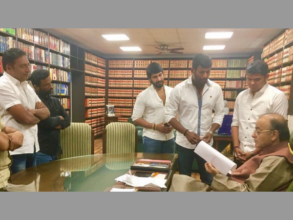 మెడలో కపాలాలు ధరించి