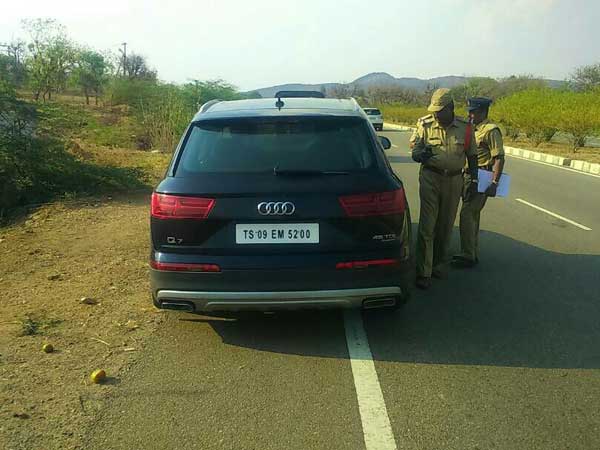 అనసూయ కారును..