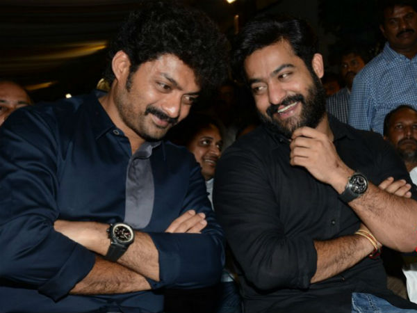 బ్యూటిఫుల్ మూమెంట్: బాలయ్య కాళ్లకు నమస్కరించిన ఎన్టీఆర్!