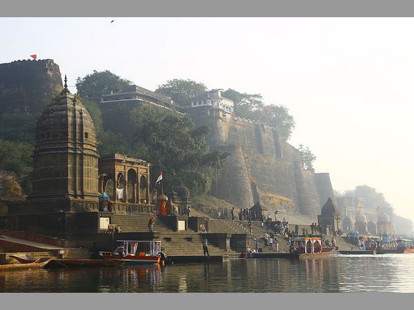 నర్మదా నది తీరంలో