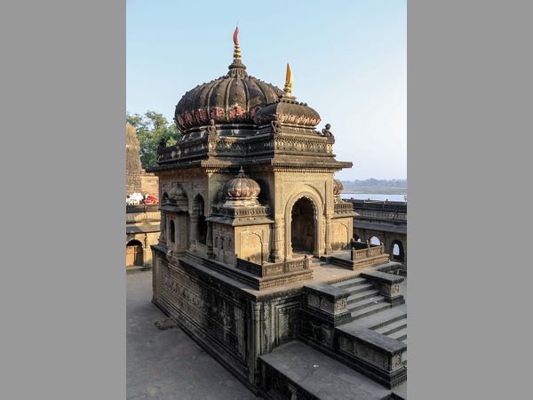 బాహుబలి సినిమాలో సెట్టింగుల తరహాలో...