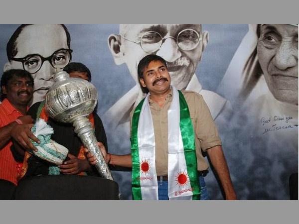 పవన్‌కల్యాణ్‌ ఆదుకోవాలి
