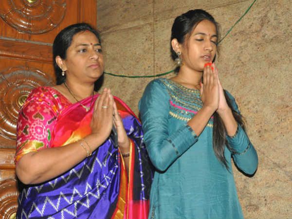 శ్రీకాంత్ క్లాప్ కొట్టారు 