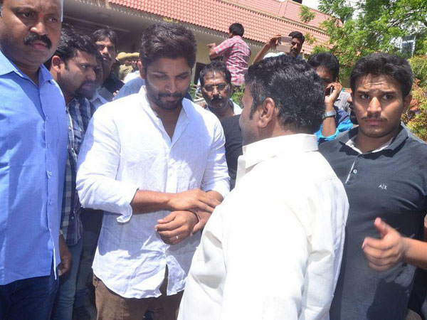 మౌనంలో నిలబెట్టాడు