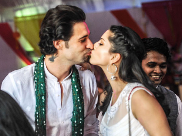 భర్తతో లిప్ కిస్