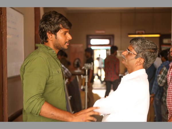 పక్కింటి కుర్రాడిగా