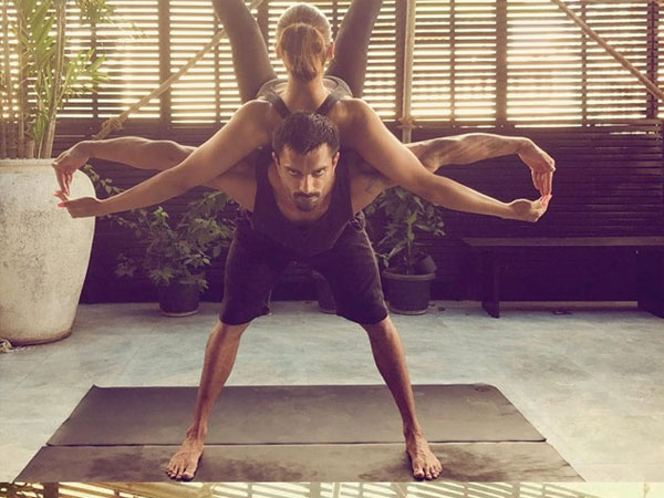 ఇద్దరూ కలిసి ఆసనాలు