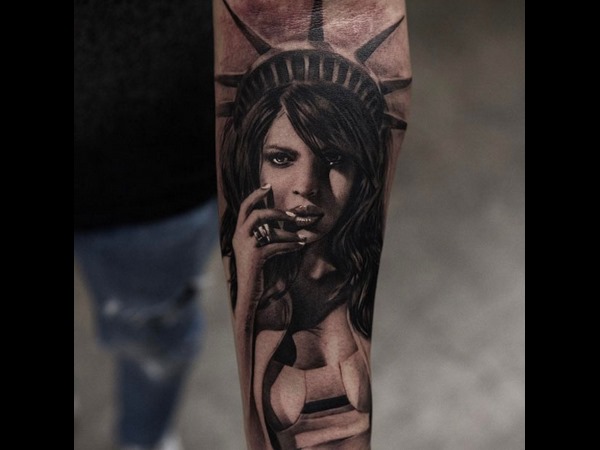 విదేశాల్లోనూ ఫ్యాన్ ఫాలోయింగ్