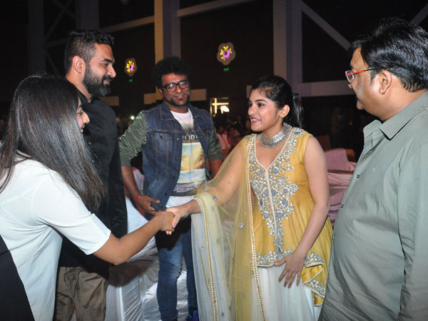 ఇంటికి తీసుకెళ్లి మనసులో దాచుకుంటారు.