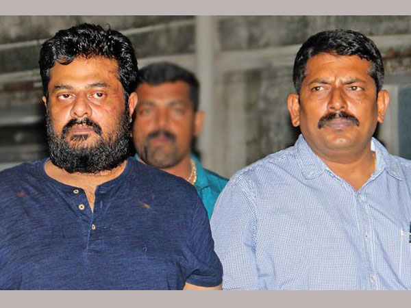 అమ్మాయిలతో హ్యాపీగా ఎంజాయ్ చేస్తూ